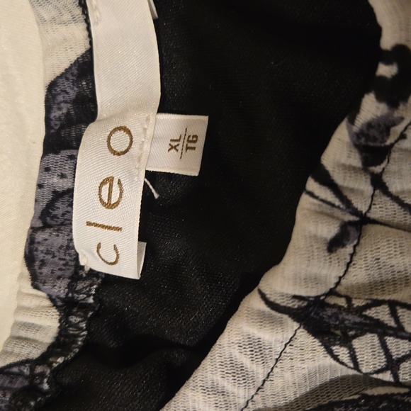 Ladies top - Picture 3 of 3